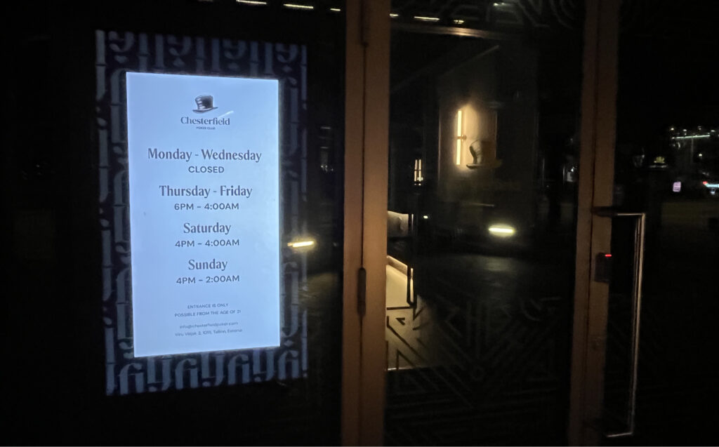 Chesterfield clubin ovella aukiolokyltti.