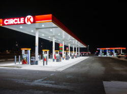 Circle K huoltoasema Yhdysvalloissa kuvattuna hämärän aikaan.