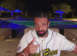 Kuvankaappaus Draken streamista missä hän viettää aikaa tietokoneella taustallaan uima-allas.