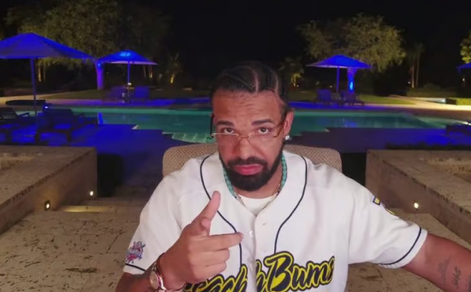 Kuvankaappaus Draken streamista missä hän viettää aikaa tietokoneella taustallaan uima-allas.