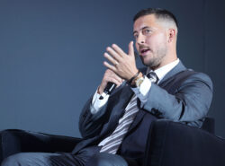 Eden Hazard puhuu lavalla Premier League Hall of Fame 2025 -tilaisuudessa The Chancery Rosewood -hotellissa 4. marraskuuta 2025 Lontoossa, Englannissa.