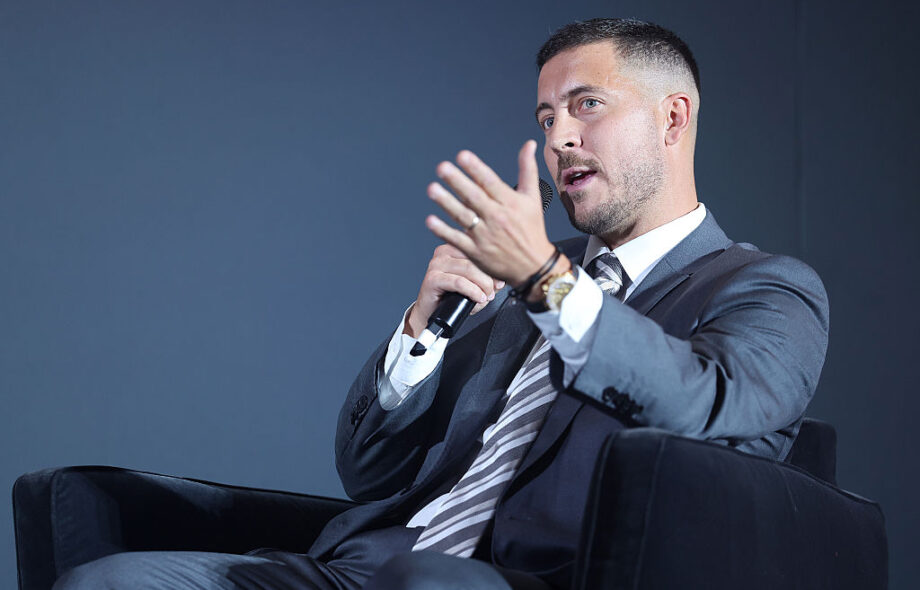 Eden Hazard puhuu lavalla Premier League Hall of Fame 2025 -tilaisuudessa The Chancery Rosewood -hotellissa 4. marraskuuta 2025 Lontoossa, Englannissa.