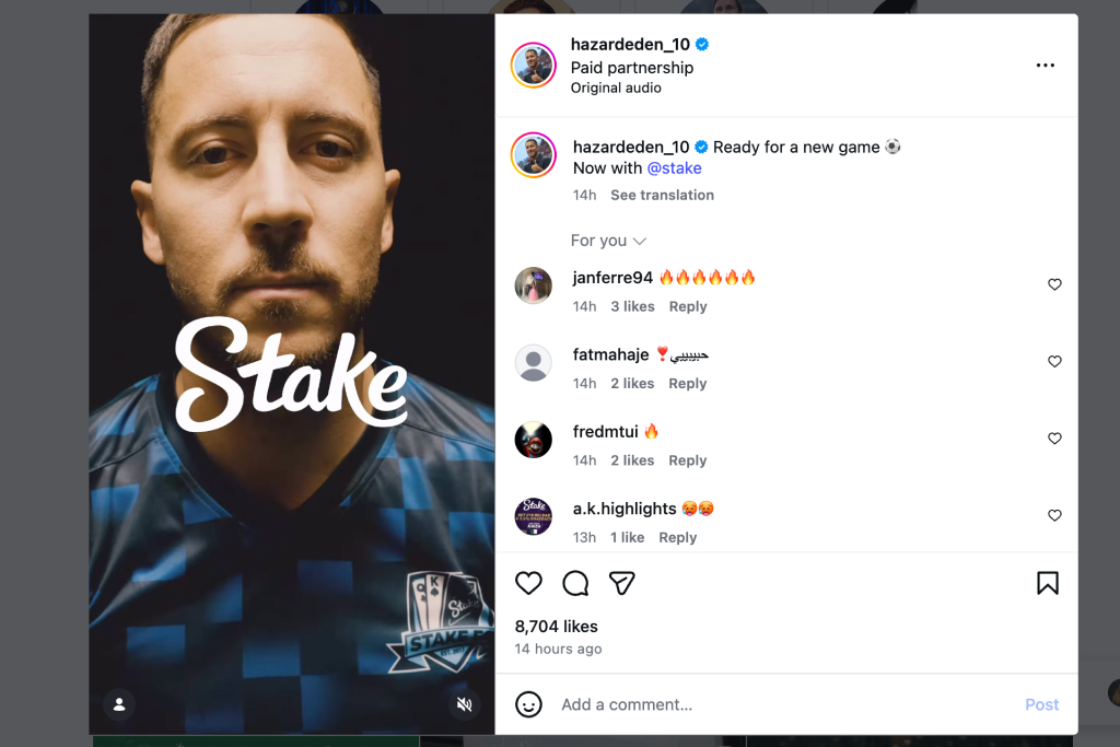 Belgialainen jalkapalloilija Eden Hazard esiintyy Stake-vedonlyöntiyhtiön mainosvideossa Instagram-julkaisussa. Kuvassa näkyy lähikuva Hazardin kasvoista ja hänen pelipaitansa rinnassa oleva Stake-logo. Julkaisussa lukee “Paid partnership” ja tekstissä Hazard kertoo olevansa valmis uuteen peliin yhteistyössä Staken kanssa. Postaus on kerännyt tuhansia tykkäyksiä ja kommentteja sosiaalisessa mediassa.