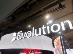 Evolutionin logo ICE-rahapelitapahtumassa.