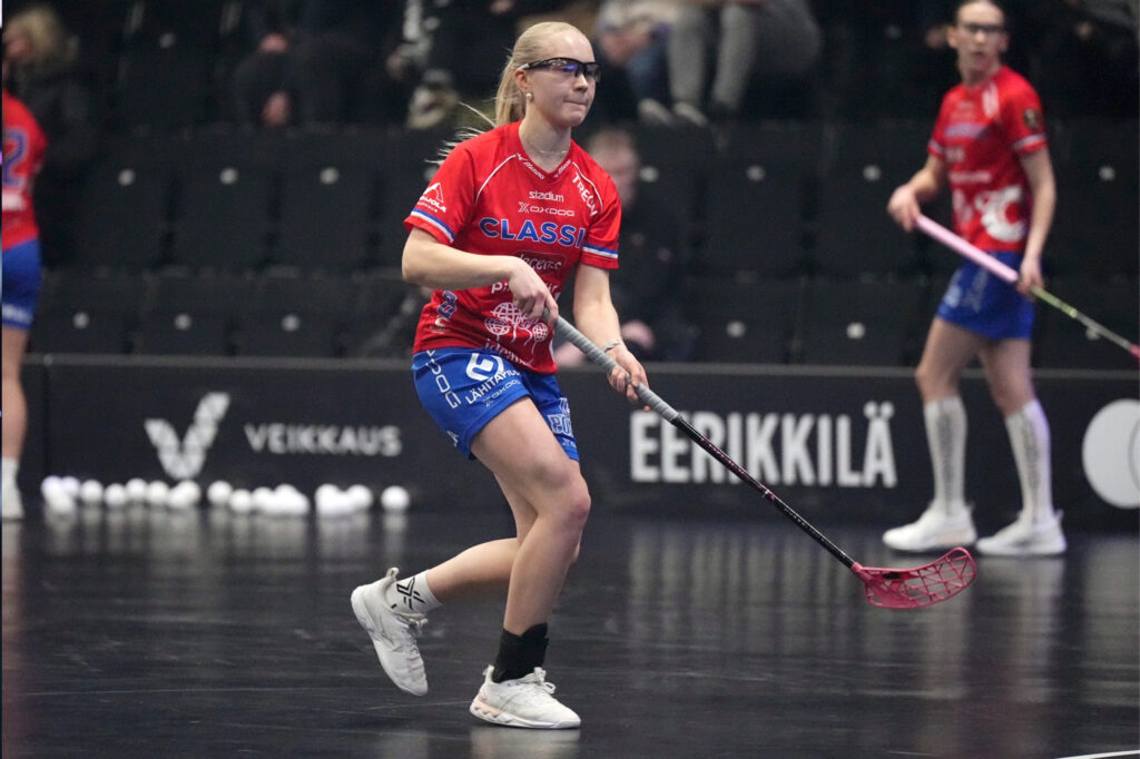 Classicin Alma Laitila lämittelyssä ennen salibandyn Suomen cupin naisten finaaliottelua Classic vs TPS Lempäälässä 9. helmikuuta 2025.