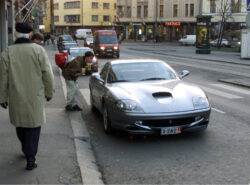 Ferrari 550 Maranello Erottajankadulla Helsingissä Marraskuun lopulla 1999. Nuoret ohikulkijat ihastelevat.