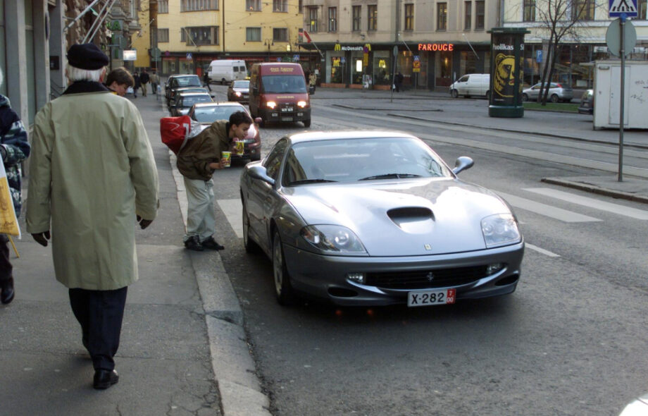 Ferrari 550 Maranello Erottajankadulla Helsingissä Marraskuun lopulla 1999. Nuoret ohikulkijat ihastelevat.