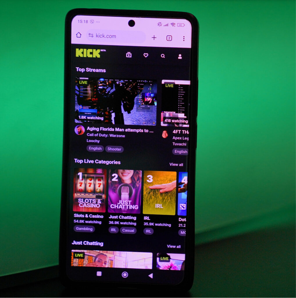 Kick auki puhelimella. Suoratoistopalvelun suosituin kategoria on "Slots & Casino" missä on kuvan ottohetkellä 54 800 katsojaa.