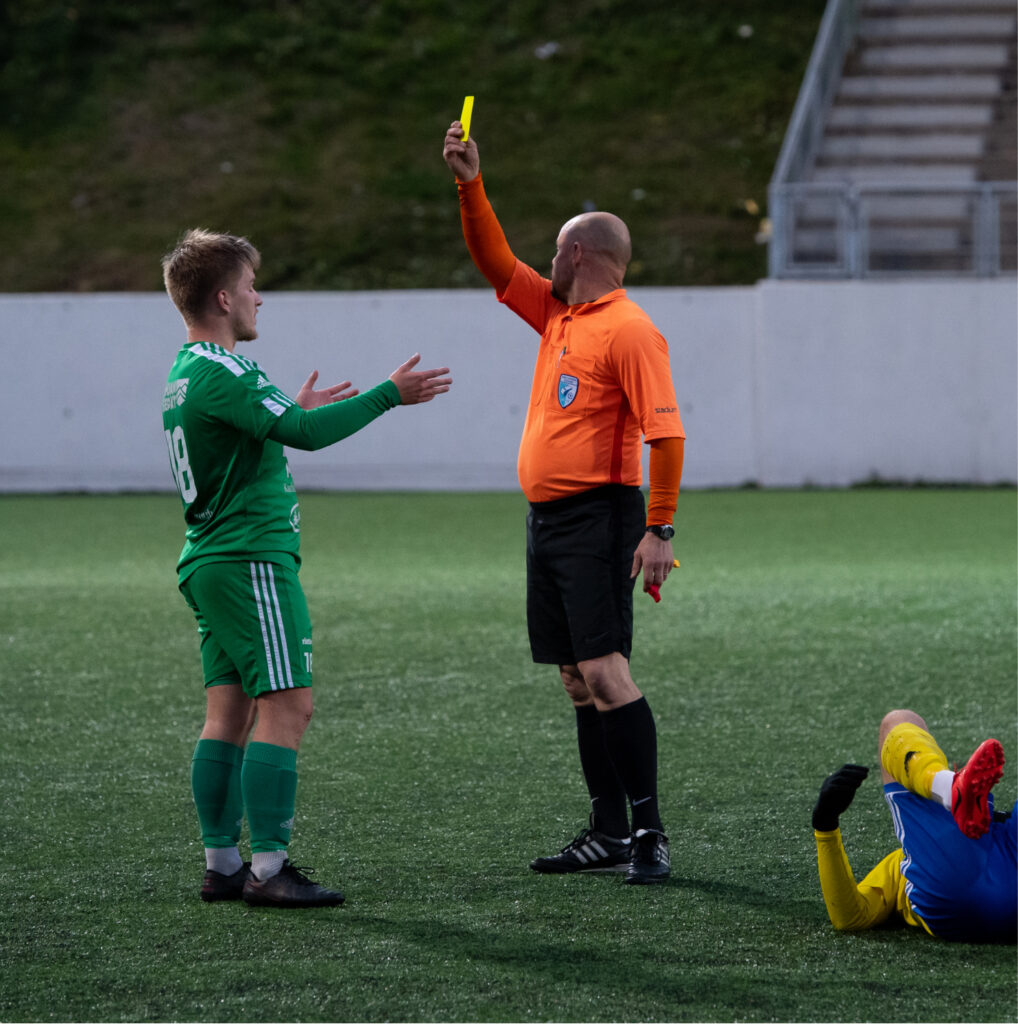 Pallo-Iirot vs TOVE miesten Kolmonen Rauma. Päätuomari näyttää keltaista korttia ottelussa.
