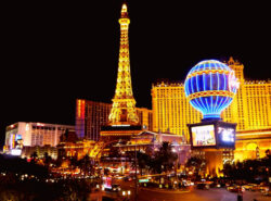 Las Vegasin valaistuja jännittävän näköisiä rakennuksia yöaikaan.