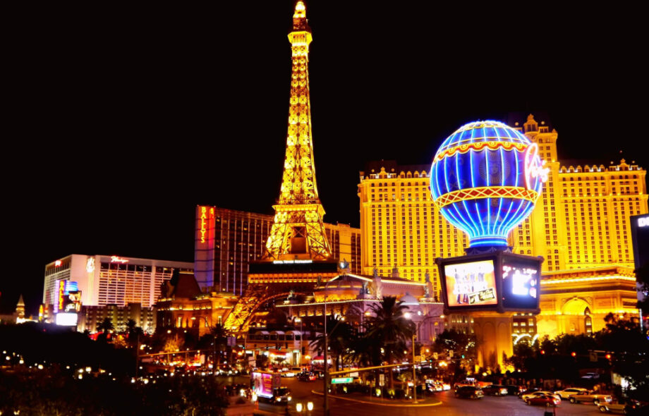 Las Vegasin valaistuja jännittävän näköisiä rakennuksia yöaikaan.