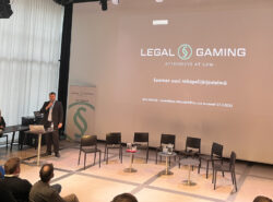 Kuvassa käynnissä Suomen rahapeliyhdistyksen järjestämä keskustelutilaisuus Oodi-kirjastossa. Lavalla Antti Koivula ja Minna Ripatti. Ruudulla "Legal Gaming" logo. Ja otsikko "Suomen uusi rahapelijärjestelmä".