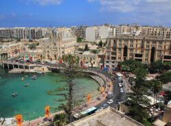 Maltan St. Juliansin ranta- ja kaupunkimaisemaa.