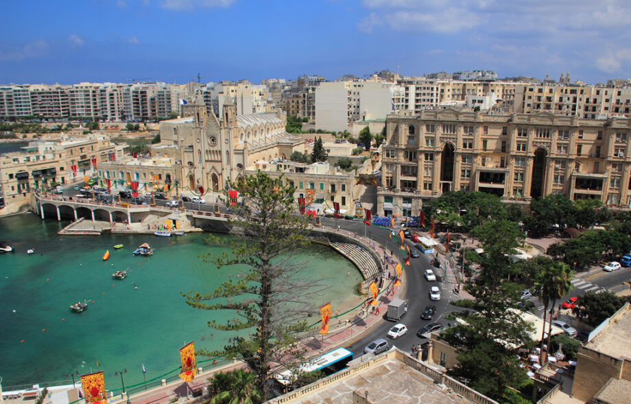 Maltan St. Juliansin ranta- ja kaupunkimaisemaa.