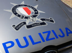 Maltan poliisin tunnus poliisiauton konepellillä, jossa lukee Malta Police sekä motto "Pulizija Ta’ Malta – Domine dirige nos".