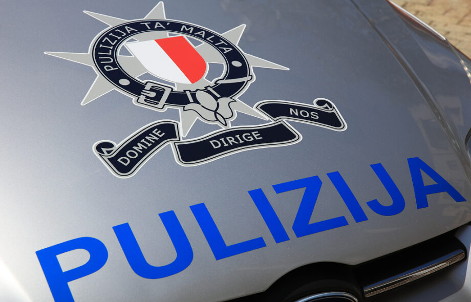 Maltan poliisin tunnus poliisiauton konepellillä, jossa lukee Malta Police sekä motto "Pulizija Ta’ Malta – Domine dirige nos".