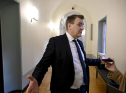 Martin Paasi antamassa haastattelua medialle eduskunnassa.