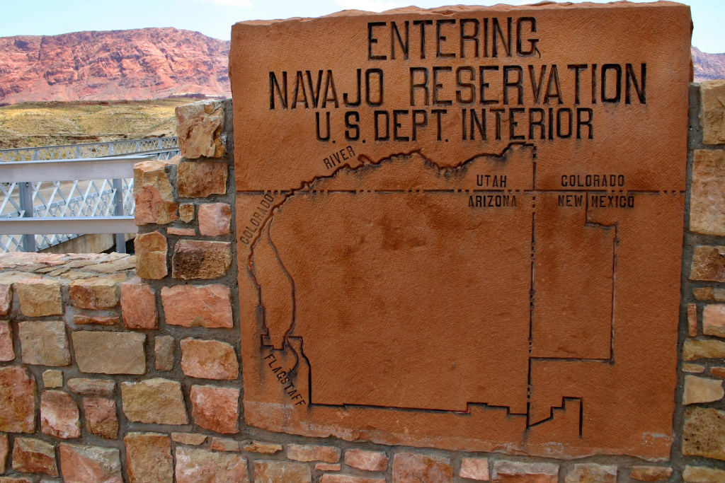 Kyltti kertoo Navajo-reservaatin rajasta.