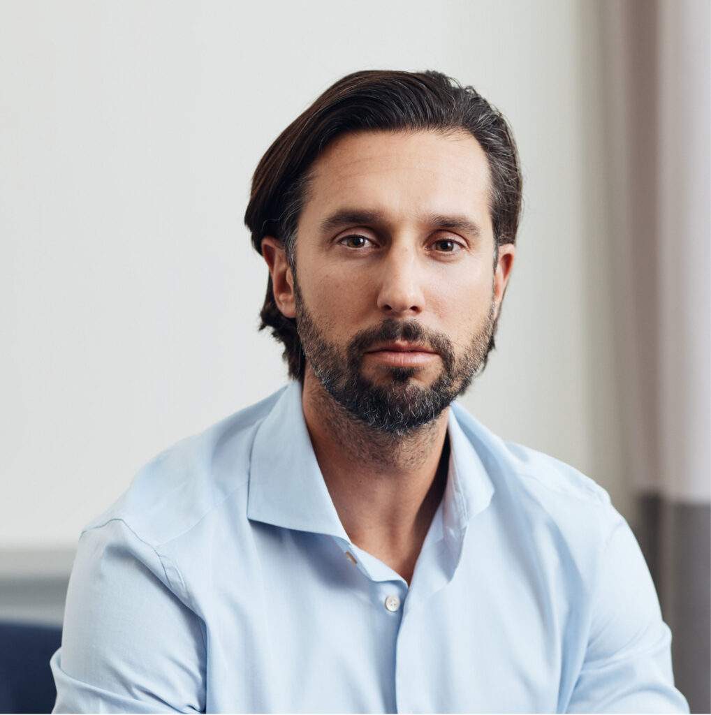 Muotokuva Nicolai Chamizosta, Incore Investin toimitusjohtajasta ja Brite Paymentsin hallituksen puheenjohtajasta. Hänellä on vaalea kauluspaita ja tumma parta, ja kuva on otettu vaaleassa toimistoympäristössä.