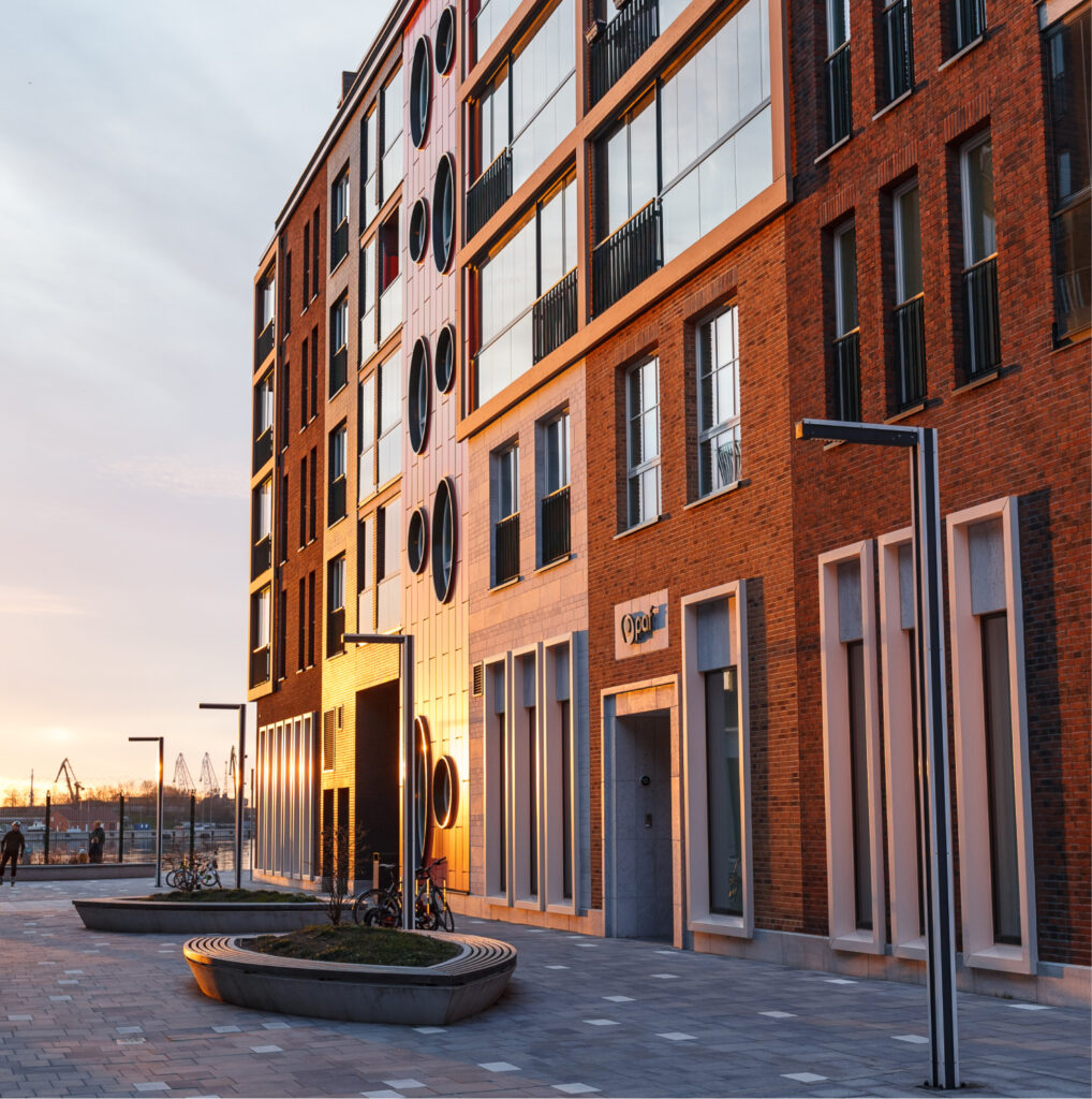 Rakennuksen oven yläpuolella lukee PAF. Tausta