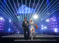 Pete Parkkonen ja Linda Lampenius juhlivat UMK voittoa.