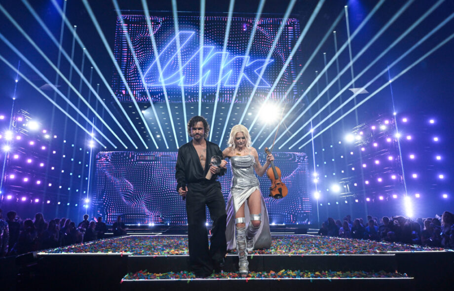 Pete Parkkonen ja Linda Lampenius juhlivat UMK voittoa.