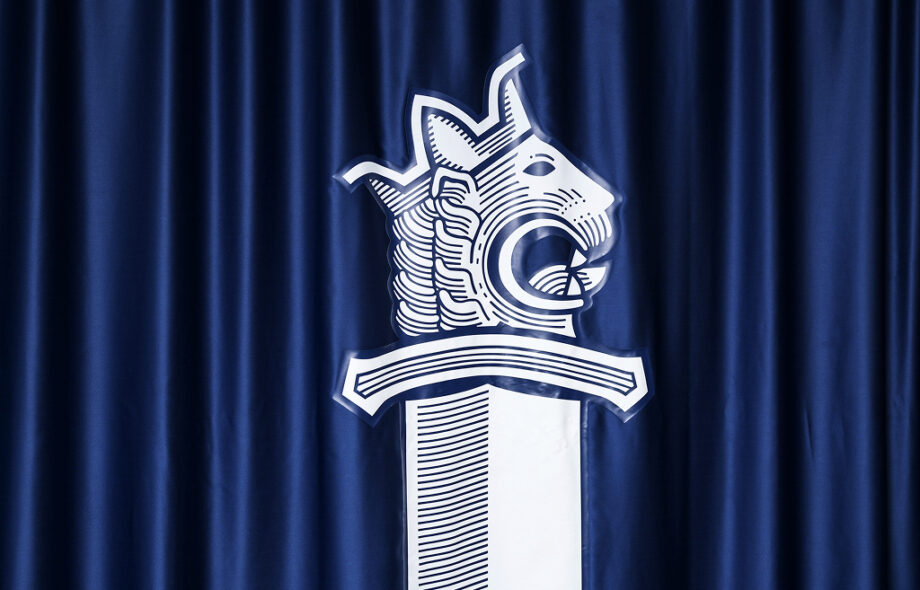 Poliisihallituksen logo verhoissa.
