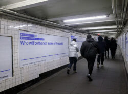 Jalankulkijat kävelevät metrotunnelissa, jonka seinällä on suuri Polymarketin mainos. Mainoksessa kysytään englanniksi “Who will be the next leader of Venezuela?” eli kuka on Venezuelan seuraava johtaja.