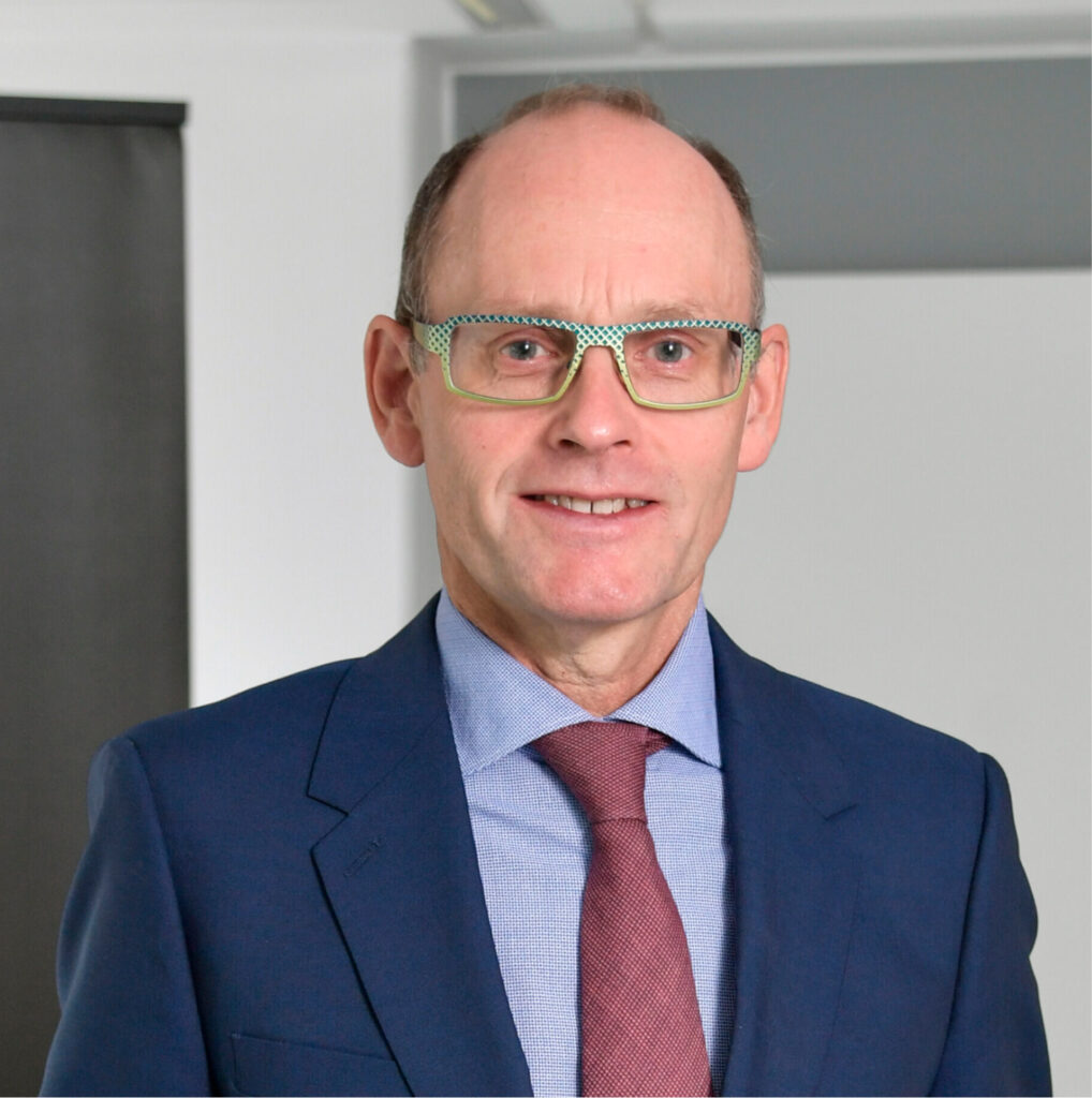 Muotokuva Pontus Lindwallista, Betsson AB:n toimitusjohtajasta ja NetEnt-peliyhtiön perustajasta. Hänellä on puku, punainen solmio ja vihreäsankaiset silmälasit, ja kuva on otettu toimistoympäristössä.