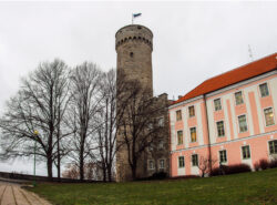 Riigikogun rakennus Tallinan Toompean kukkulalla. Pitkä hermanni torni minkä päällä Viron lippu.