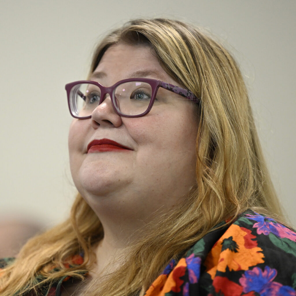 Ehkäisevän päihdetyö EHYT ry:n rahapelihaittayksikön päällikkö Riitta Matilainen rahapelijärjestelmän vaihtoehtoja käsittelevässä tiedotustilaisuudessa Helsingissä 17. huhtikuuta 2023.
