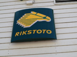 Rikstoto hevoslogo kaupparakennuksen seinässä.