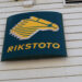 Rikstoto hevoslogo kaupparakennuksen seinässä.