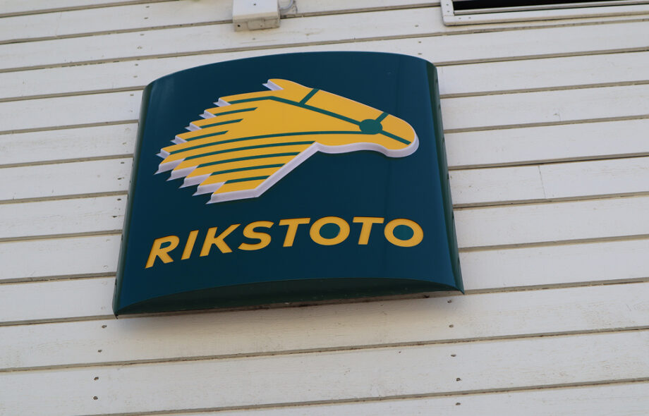Rikstoto hevoslogo kaupparakennuksen seinässä.