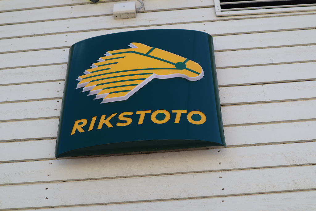 Rikstoto hevoslogo kaupparakennuksen seinässä.