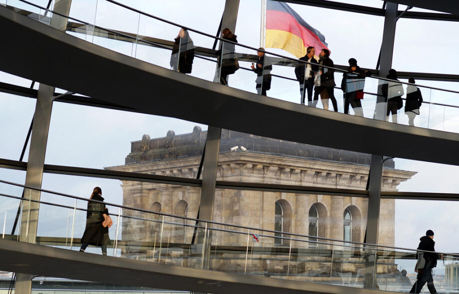 Berliini, ihmisiä Reichstagissa