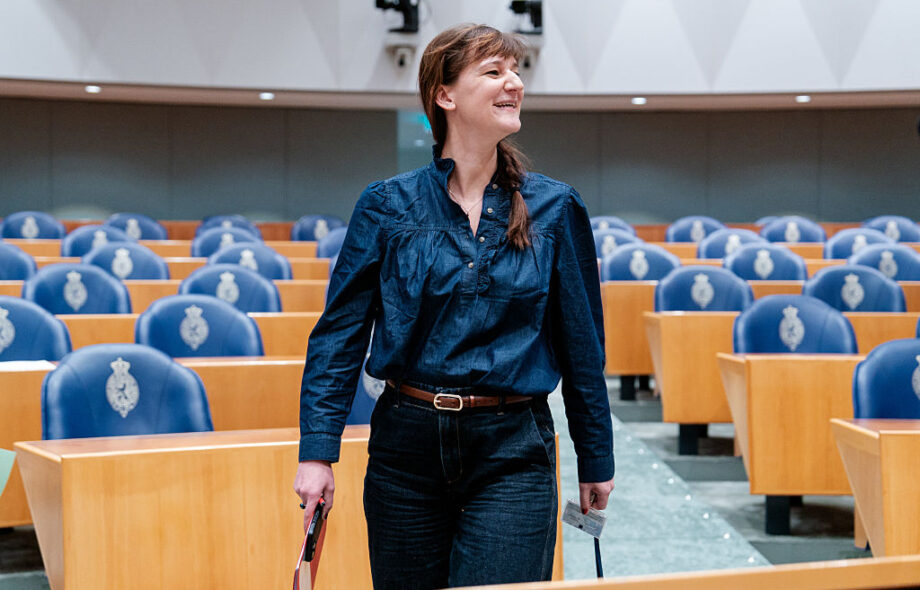 Sarah Dobbe (SP) seuraa Alankomaiden parlamentin täysistuntokeskustelua ulkomaankaupan ja kehitysyhteistyön budjetista Tweede Kamerissa 15. tammikuuta 2026 Haagissa, Alankomaissa.