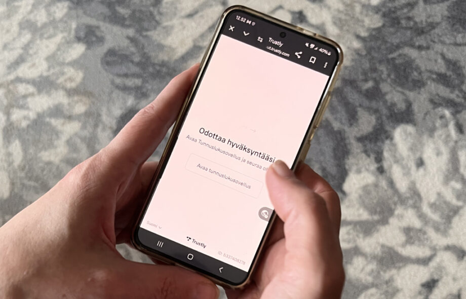 Trustly auki puhelimella missä kasinotalletus odottaa hyväksyntää.