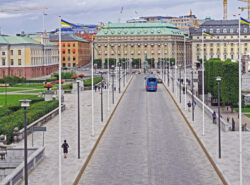 Bulevardi johtaa Helgeandsholmenin saarelle missä sijaitsee Ruotsin parlamenttitalo.