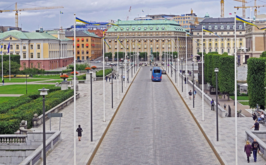 Bulevardi johtaa Helgeandsholmenin saarelle missä sijaitsee Ruotsin parlamenttitalo.