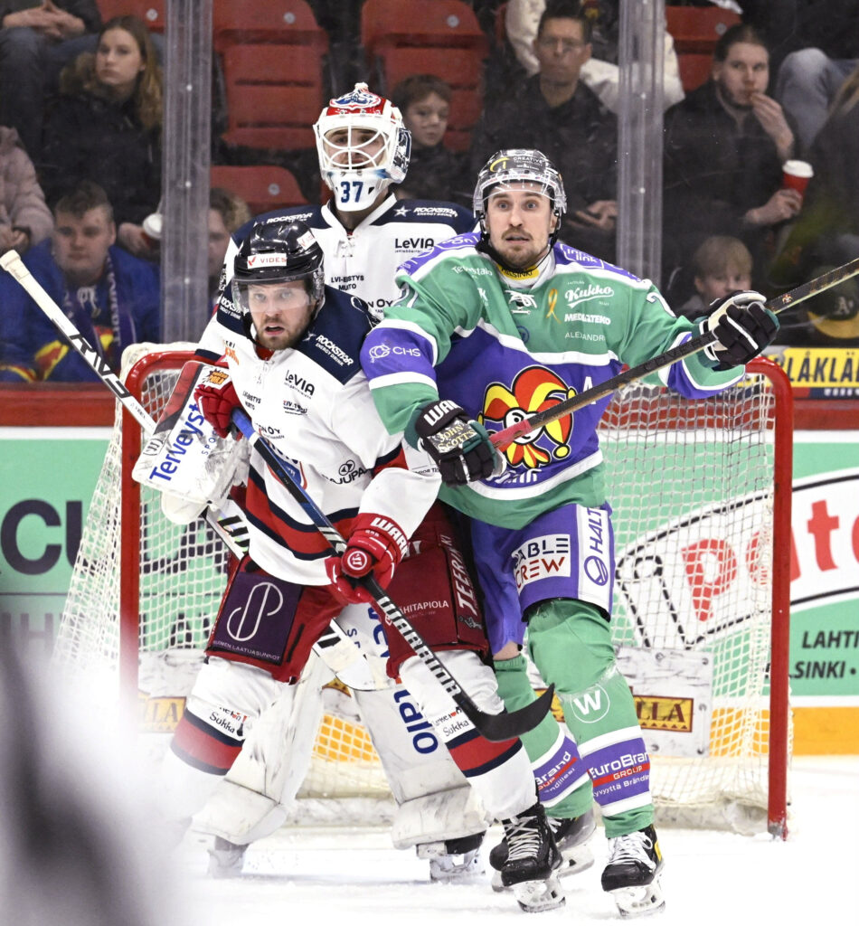 Jokereiden Otto Karvinen (oik.) tekee maskia TuTon maalivahti Emil Vuorion ja Roope Reinin vartioimalla maalilla jääkiekon Mestiksen puolivälieräottelussa Jokerit vs TuTo 6. maaliskuuta 2025 Helsingissä.