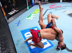 Mongolian Nyamjargal Tumendemberel ottelee Cody Durdenia vastaan kärpässarjan ottelussa UFC 326 -tapahtumassa T-Mobile Arenalla 7. maaliskuuta 2026 Las Vegasissa, Nevadassa. Häkissä näkyy esimerkiksi bet365 ja Aviator -mainoslogot.