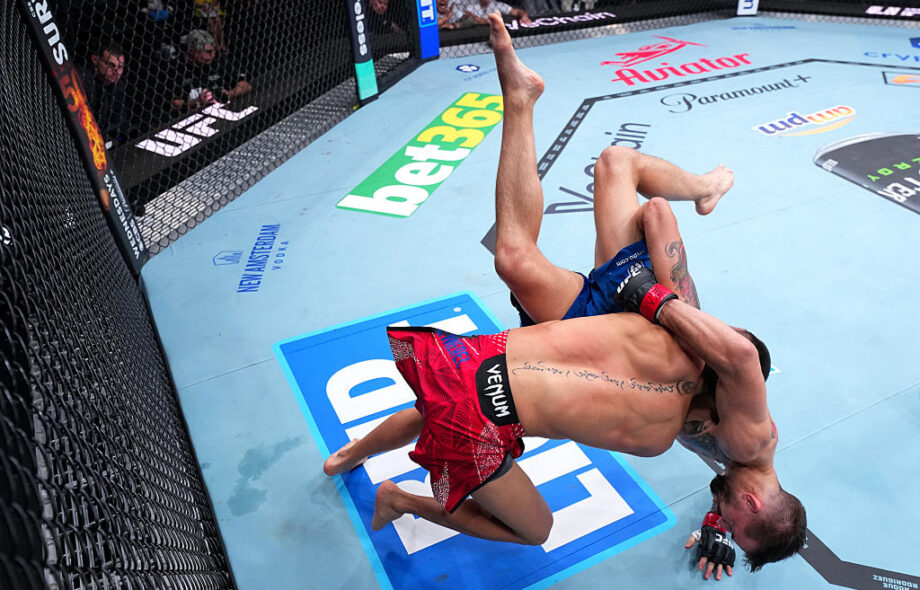 Mongolian Nyamjargal Tumendemberel ottelee Cody Durdenia vastaan kärpässarjan ottelussa UFC 326 -tapahtumassa T-Mobile Arenalla 7. maaliskuuta 2026 Las Vegasissa, Nevadassa. Häkissä näkyy esimerkiksi bet365 ja Aviator -mainoslogot.