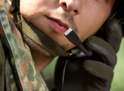 Ukrainan nuori kansalliskaartilainen puhuu radiopuhelimessa.