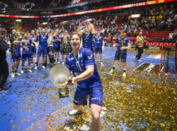 Suomen Justus Kainulainen juhlii pokaalin kanssa voiton jälkeen Ruotsin ja Suomen välisessä finaalissa miesten salibandy-maailmanmestaruuskisoissa 2024. Olkapäässä näkyy Veikkaus logo.
