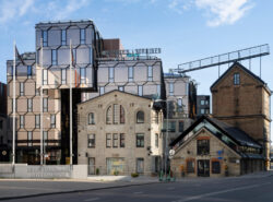 Rotermannin korttelia Tallinnassa. Rakennuksen päällä näkyy "Sorainen" kyltti.