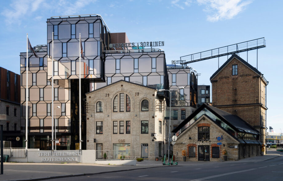 Rotermannin korttelia Tallinnassa. Rakennuksen päällä näkyy "Sorainen" kyltti.