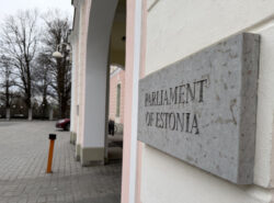 Viron parlamentin ovikyltti missä lukee englanniksi "Parliament of Estonia" kuvattuna maaliskuussa 2026.