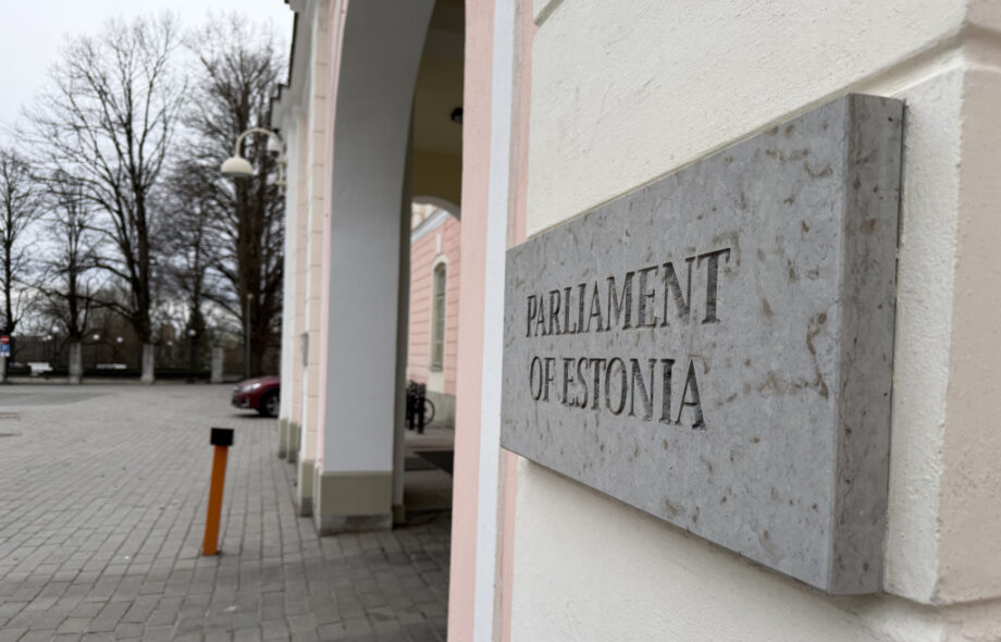 Viron parlamentin ovikyltti missä lukee englanniksi "Parliament of Estonia" kuvattuna maaliskuussa 2026.