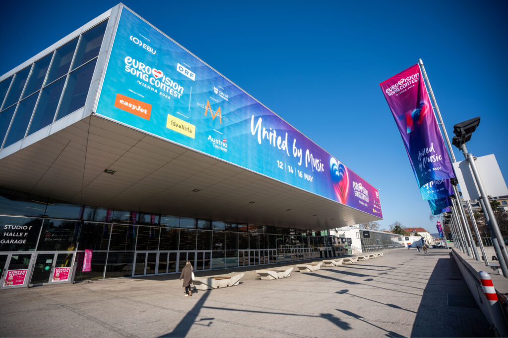 Areenan ympäristössä näkyy Euroviisut grafiikoita ja sponsoreita. Plakaatista näkyy että Euroviisut järjestetään 12., 14., ja 16. toukokuuta.